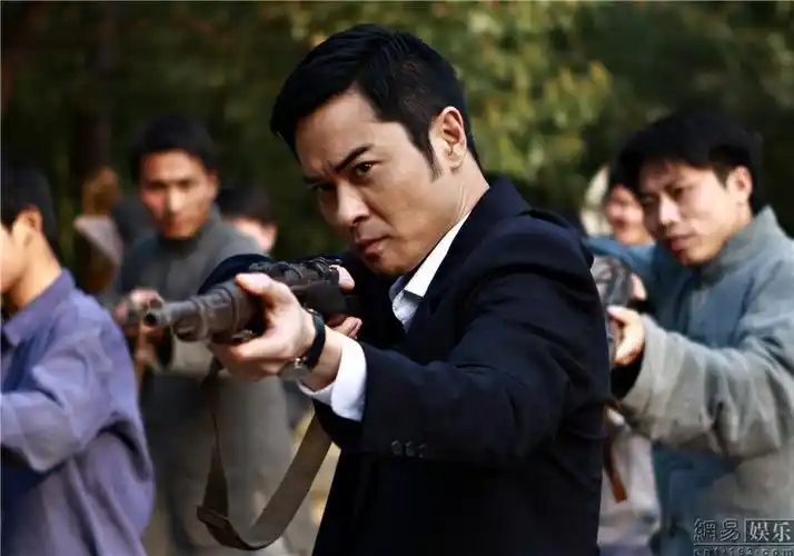 《滚滚红尘》郑嘉颖演地下党造型百变