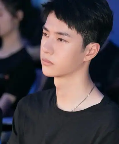 王一博剪短发挑战新造型,看到他的警服照,第一次见到这么帅的他