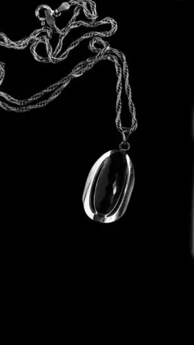 制作工艺品的宝石之一,是一种常见的黑色宝石,火山晶体.壹刻传媒