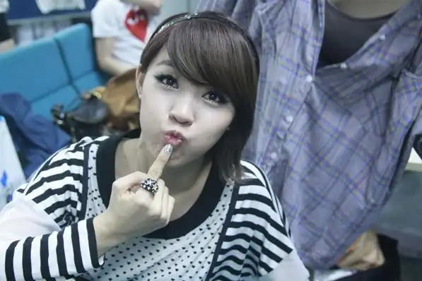 4minute 的 heart to heart 里面的坏笑的女孩叫什么?