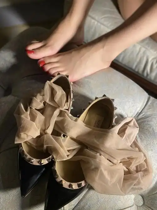 出门前穿什么鞋子配什么袜子,穿什么袜子搭配什么鞋子都是有讲究,女生