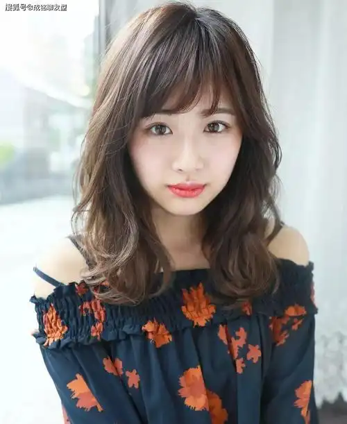 三四十岁女人发量非常多,适合烫什么发型?试试时髦减龄的弯弯烫