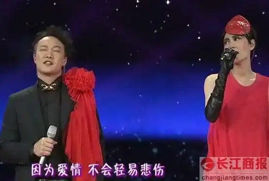 春晚《因为爱情》王菲歌声发抖