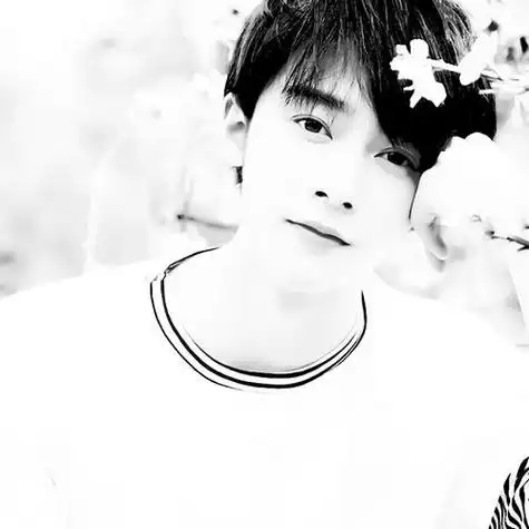 男生头像黑白伤感孤独的人