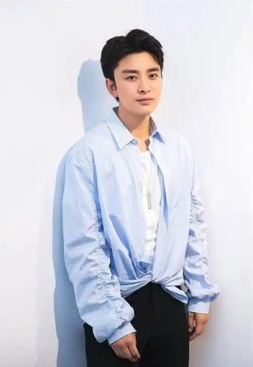 这三年的时间里,时常有两人复合的消息传出,经历过痛苦过的贾乃亮自然