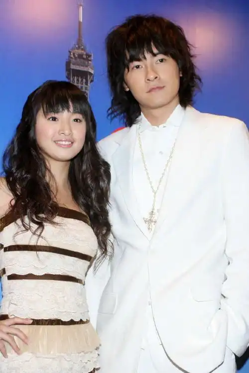 江直树人设崩塌引回忆杀,郑元畅林依晨十年前同框旧照元气满满