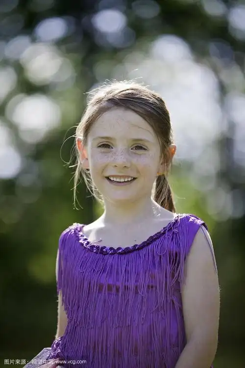 快乐的雀斑小女孩