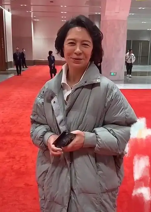 刘佳是一级演员,62岁坚守自然老,不减肥把衬衫打结穿出高级感!