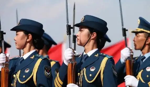 仪仗队首现女兵队长成为国旗下最靓丽的风景颇有花木兰风范