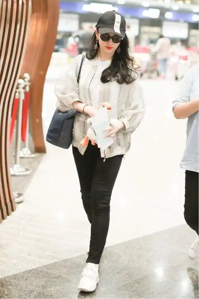 原创刘亦菲发福明显妆容精致身材却圆润不少紧身裤暴露真实腿型