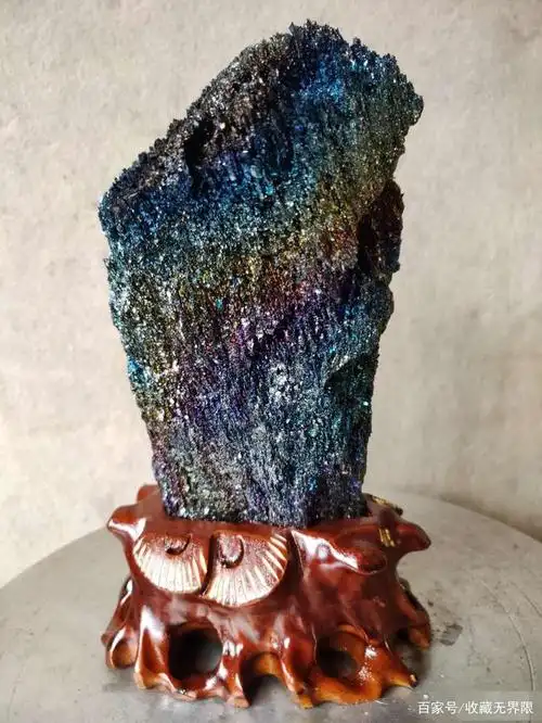 孔雀彩晶簇摆件,七彩矿原石,难得有大片晶体闪闪发光.