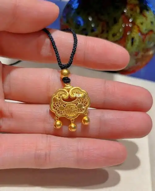 好看的六福珠宝古法金吊坠