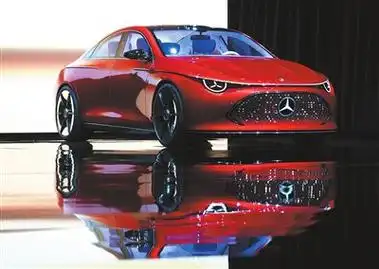 一辆磨砂灰色创新纯电动bmwi5(配置|询价)汽车缓缓驶出,后方宝蓝色的