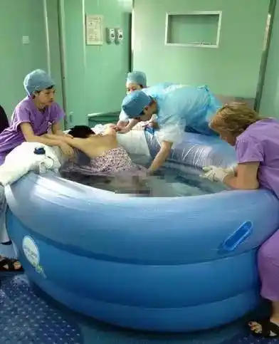 生产直击产房实拍孕妇水中分娩的全过程
