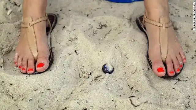 赤脚:多数人都抱怨在飞机上有人赤脚,更离谱的,有人竟赤脚上厕所.