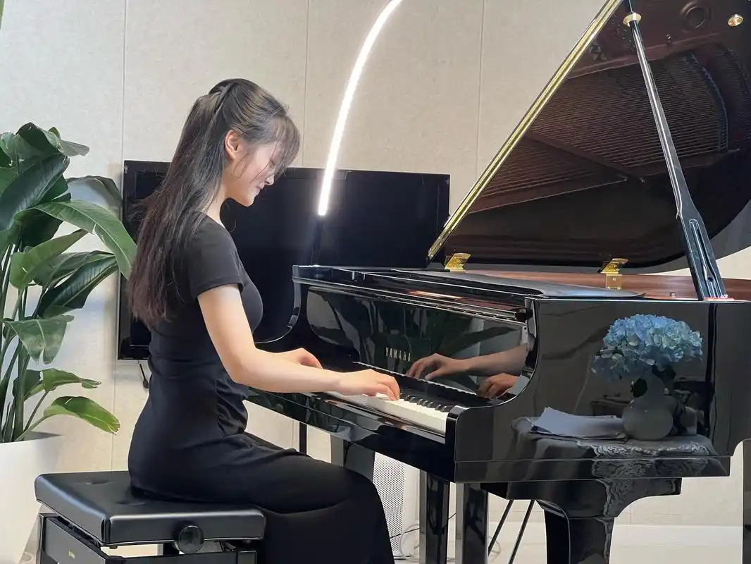 ta可能会说"想学钢琴"或"想流利说英语",你可以调皮地问:"那我教你弹