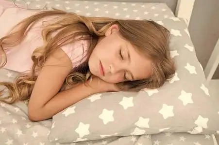 女孩在小枕头床上用品的背景.睡美人照片