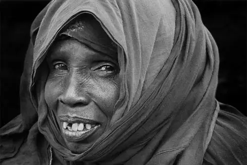 穆斯林大娘街边坐着一位蒙着面纱的穆斯林大娘,陪同我的警察悄悄的