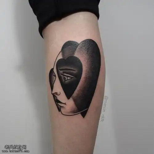 小腿上的黑桃脸纹身图案