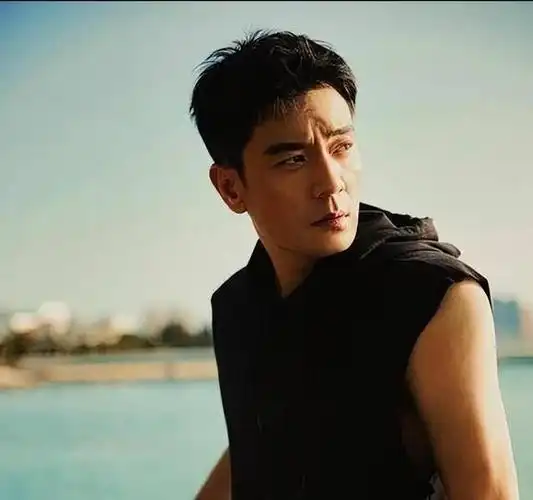 在娱乐圈,人脉关系密不可分,这一点在演员李光洁的身上表现得淋漓尽致