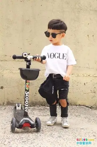 留着可爱西瓜头的3岁小帅哥,单眼皮也能时尚范