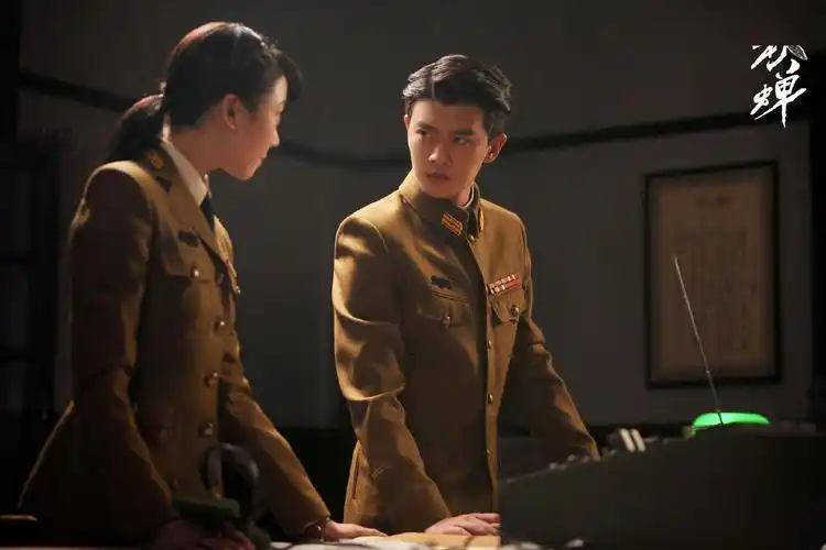 《秋蝉》官博更新一组嘉伦剧照 希望不容易的冲哥能快点和队友相认