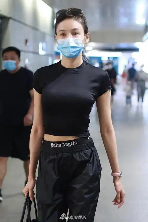 组图:张蓝心穿黑色紧身衣小露蛮腰 皮肤白皙透亮拎包气质飒爽