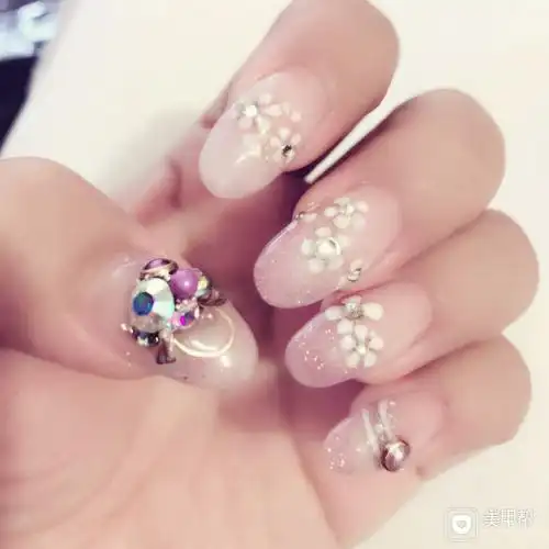 圆形手绘紫色美甲图片