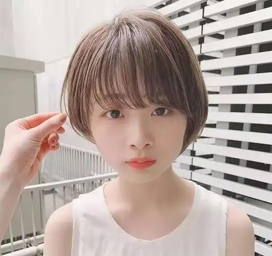 圆脸女孩适合的短发图5