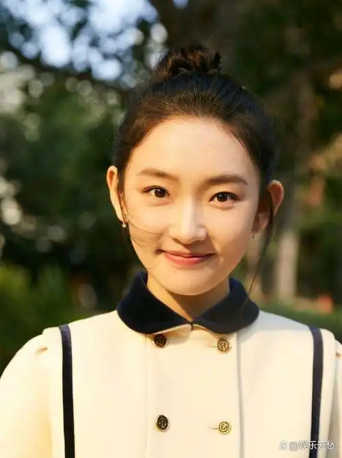 周依然:素颜出镜仍火爆全网,大咖争相合作,张艺谋的话再次应验