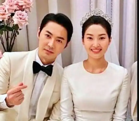 9月27日,神话组合的成员junjin在首尔举办了非公开婚礼,虽然没有媒体