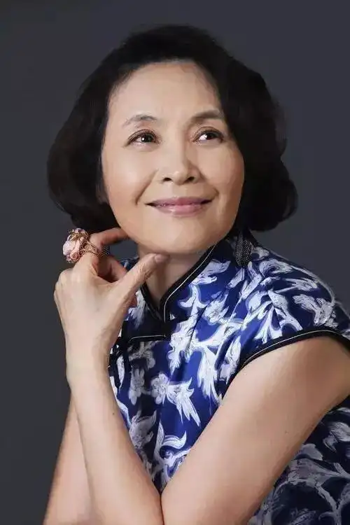 65岁宋晓英老得优雅穿旗袍配卷发气质高贵身材比年轻人还好