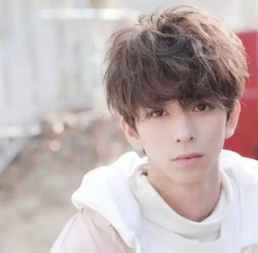 发型欣赏——2020时尚男士烫发