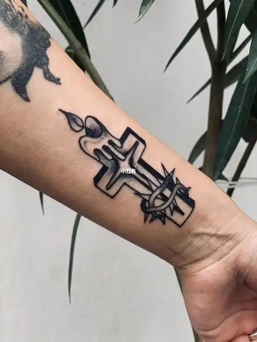 十字架纹身哦