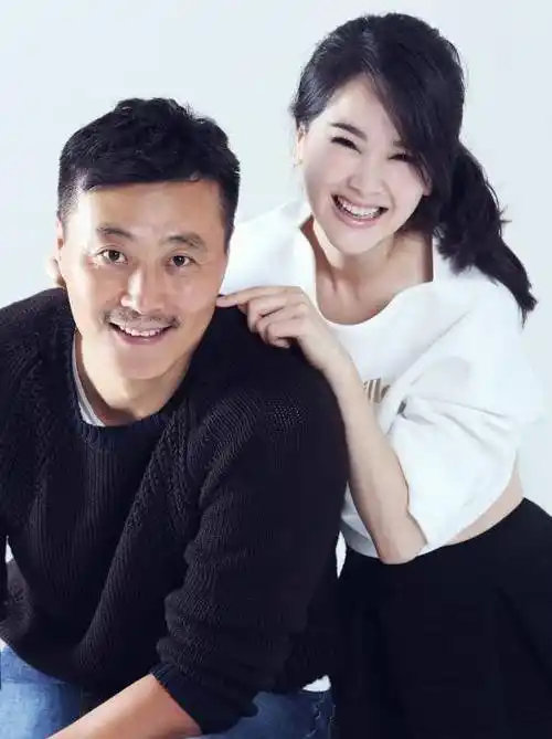 左小青醉酒后瘫坐地上,两个助理拉不动,一头栽在地上让人心疼_任成