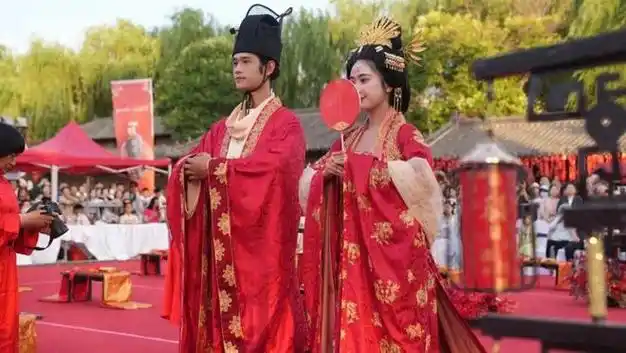 洛阳为30对新人举办大型汉服集体婚礼|迎亲|婚嫁|洛阳市_网易订阅