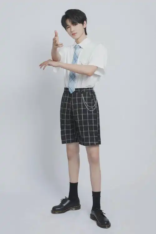 宋亚轩短裤少年感新照