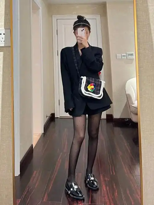 不过我选的波点黑丝～会显得整体穿搭气质可爱一点,符合我这个身高.