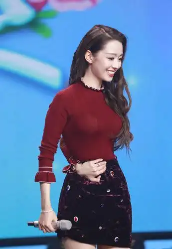 吉娜这身材太绝了穿粉色羽毛紧身裙凹凸有致腰臀比太完美