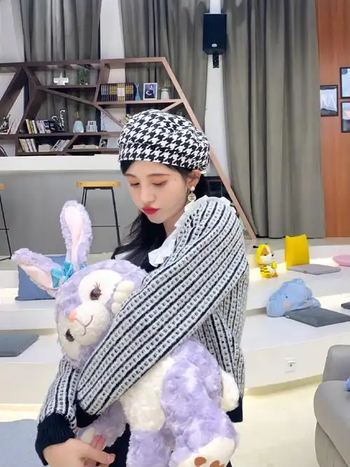 鞠婧祎晒库存美照噘嘴抱玩偶清纯可爱