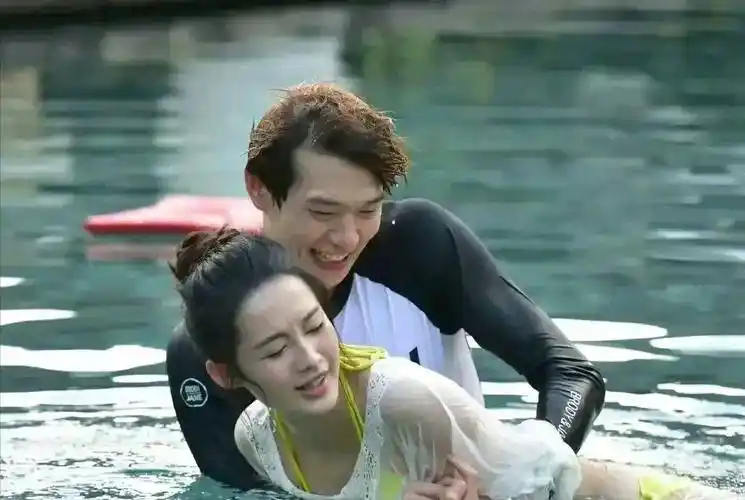 李沁这也太敢穿了吧,感觉有点太暴露,不过李沁真的身材很美_男友_一角