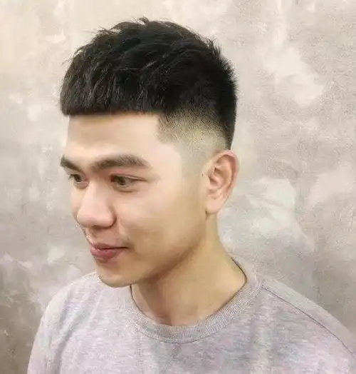 两边剃光中间留长发型的标准叫法