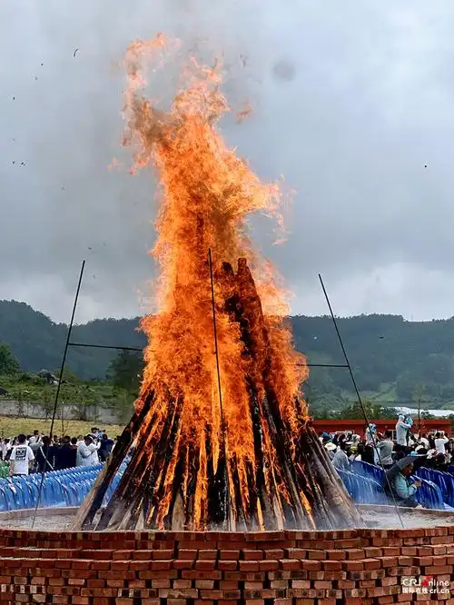 火把节是彝族最重要的传统节日,有着深厚的文化底蕴,延续了彝族先民用