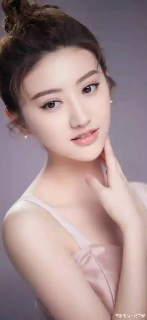 炯炯有神,仪态优雅,多年的舞蹈生涯,使她的形体和气质修炼的非常完美