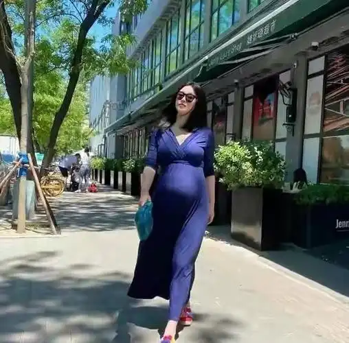 朱珠挺7月孕肚为老公站台,穿紧身裙腰大了几圈,四肢却依旧纤细|裙腰|