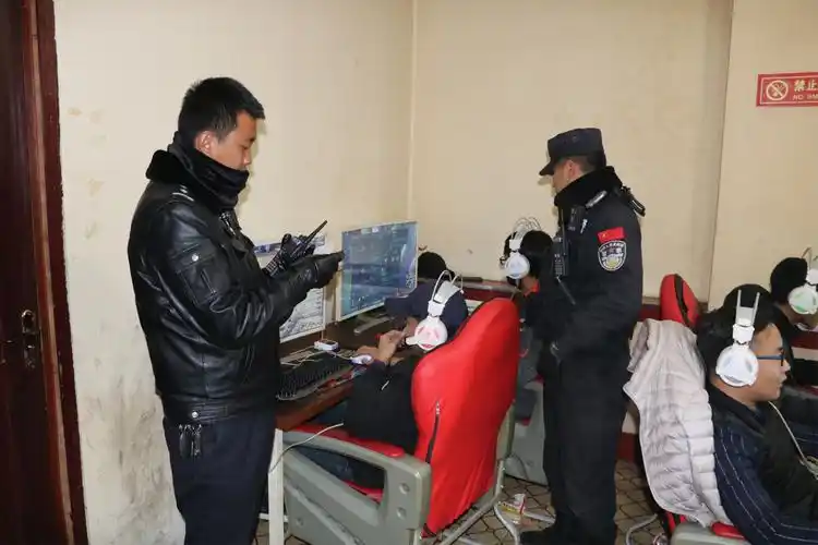 巡逻警察大队努力为"两会"创造安全稳定的社会环境