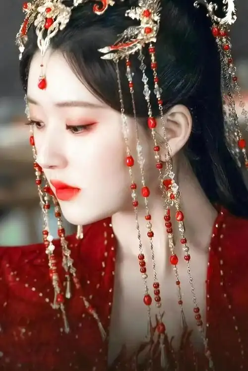 赵露思红衣妆造