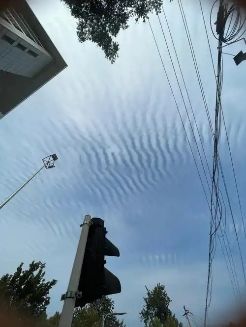 又拍到地震云了