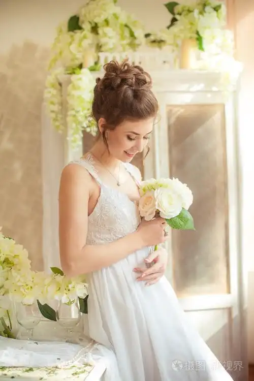 美丽的新娘在婚礼那天照片-正版商用图片0oicqz-摄图新视界