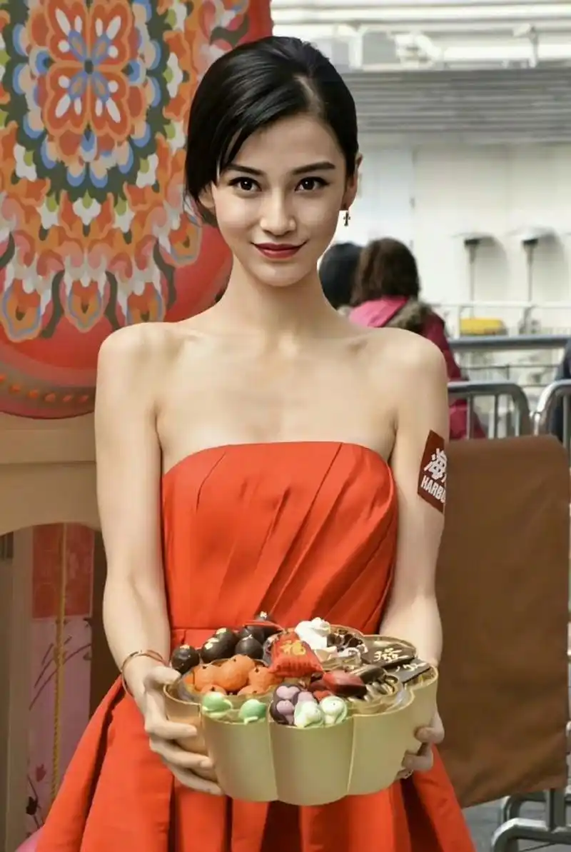 杨颖一袭红色抹胸礼服裙,玲珑曲线惹人爱  杨颖穿红色抹胸礼服,高贵